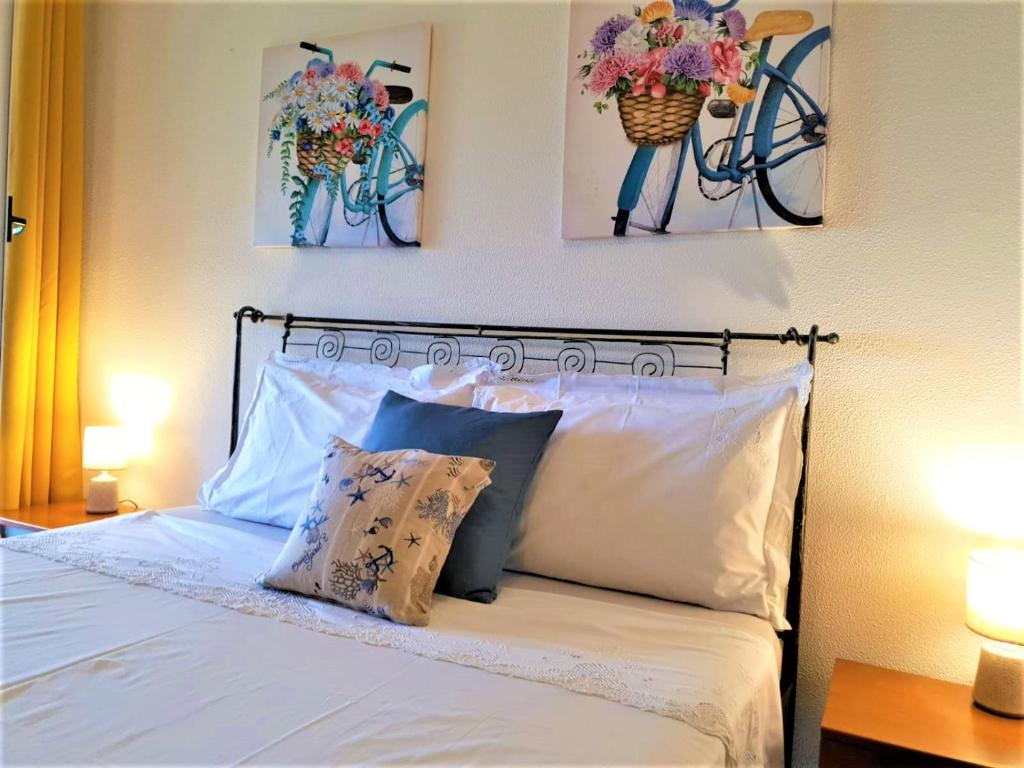 1 dormitorio con 1 cama con flores en la pared en Casa Cristina 2C - Private Free Parking, Wi-Fi, en Casarza Ligure