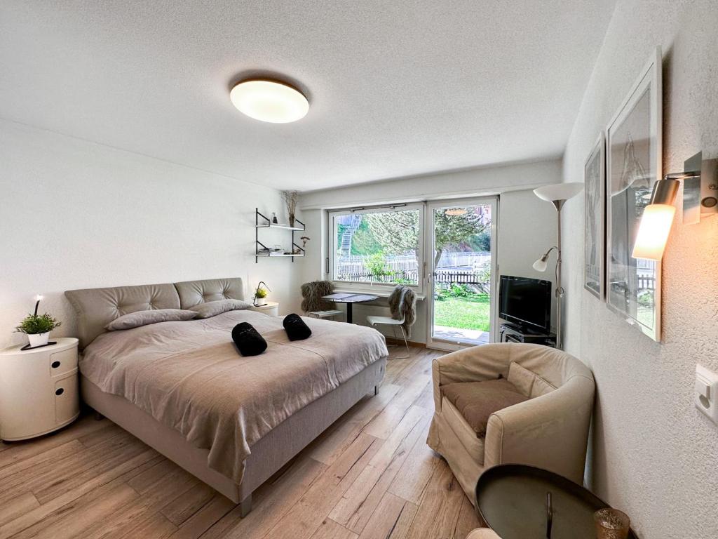 - une chambre avec un lit, un canapé et une table dans l'établissement Studio Marmotta - Zermatt, à Zermatt