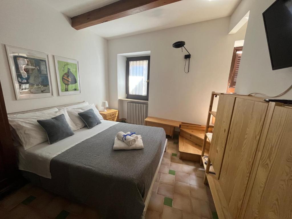 馬切拉塔的住宿－Maison Sferisterio，一间卧室配有一张床,床上有毛巾