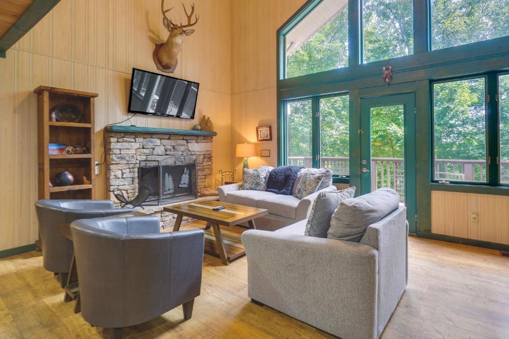 ein Wohnzimmer mit Sofas und einem Kamin in der Unterkunft Gatlinburg Cabin Rental 3 Mi to Downtown in Gatlinburg