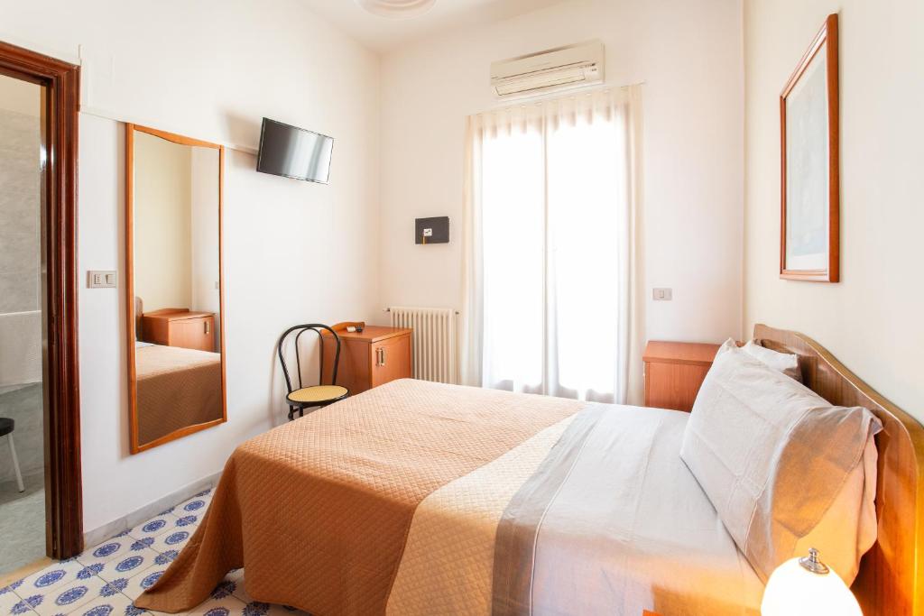una camera da letto con un letto e una finestra di Hotel 2 Mari - Vieste a Vieste