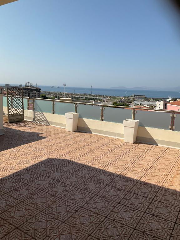 een balkon met uitzicht op de oceaan op een gebouw bij Giroloft in Cagliari