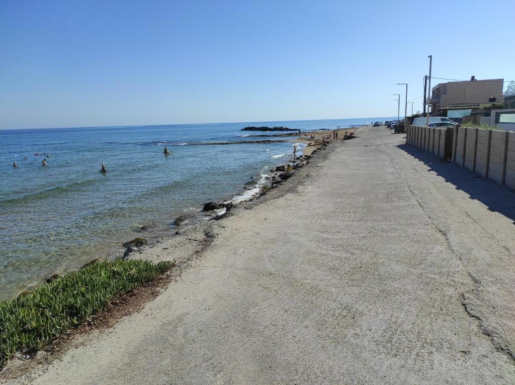 En strand vid eller i närheten av lägenheten