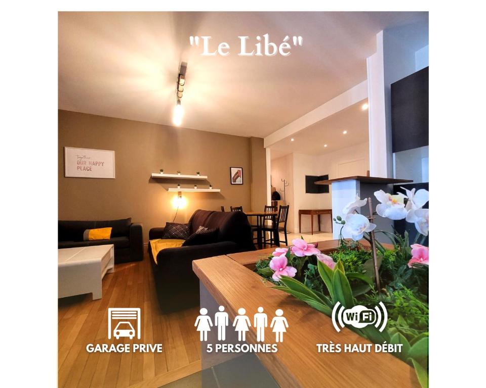 un soggiorno con divano e tavolo di Le Libé a Grenoble