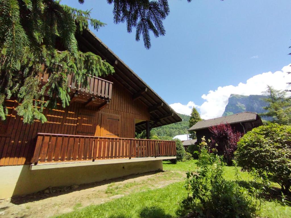 a building with a porch and a balcony at Tifanlo in Samoëns
