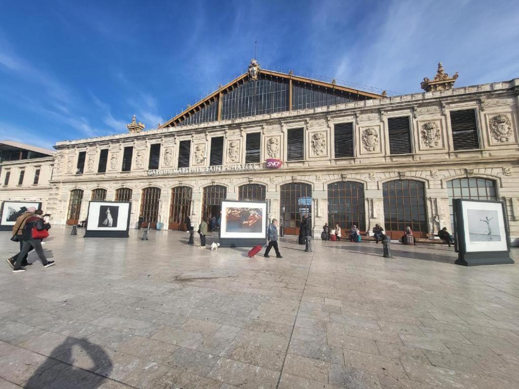 un grand bâtiment avec des peintures devant lui dans l'établissement Grand appartement proche gare de Marseille hypercentre, à Marseille