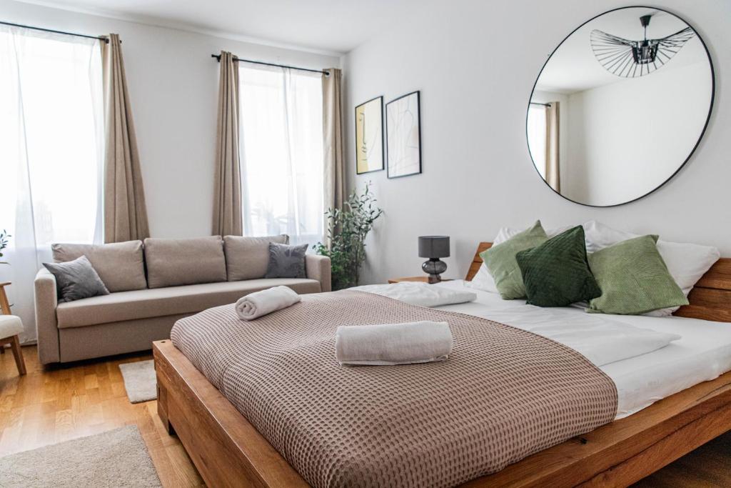 1 dormitorio con 1 cama grande y 1 sofá en Garden Apartment, Close to Schönbrunn, en Viena