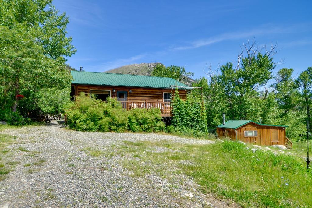 Cabaña de madera con techo verde y patio en Fish, Hike, Views Boulder Beauty Gils Cabin!, en Contact