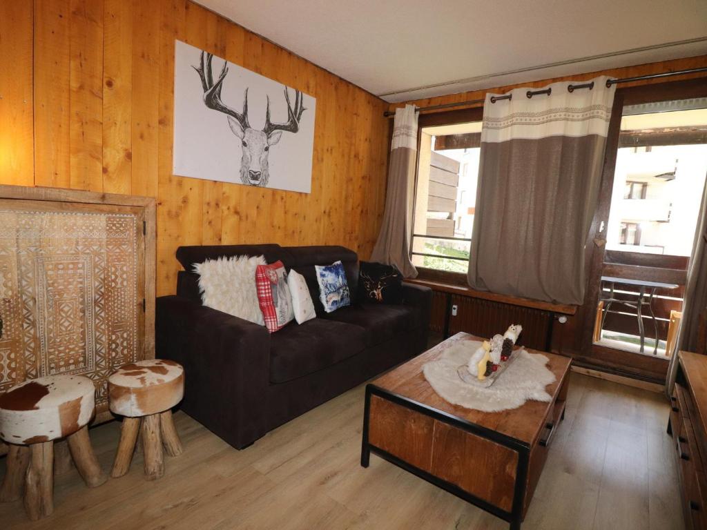un salon avec un canapé et une table dans l'établissement Appartement Confort: 6 Pers, Balcon, Skis aux Pieds, Animaux Acceptés, Parking Réservable - FR-1-502-174, à Tignes