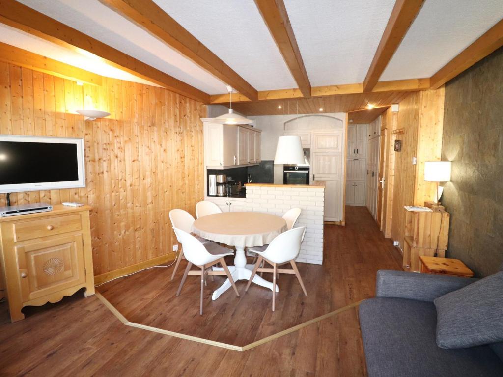 une cuisine et une salle à manger avec une table et des chaises dans l'établissement Appartement 3 pièces rénové, skis aux pieds, balcon, parking, WIFI - Val Claret, Tignes - FR-1-502-369, à Tignes
