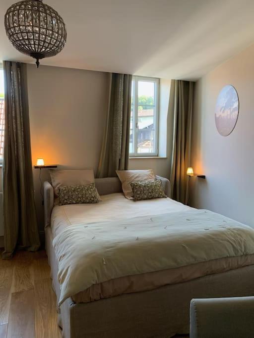 une chambre avec un lit avec deux oreillers dessus dans l'établissement Appartement très confortable le Renaissance entre Paris et CDG, à Écouen