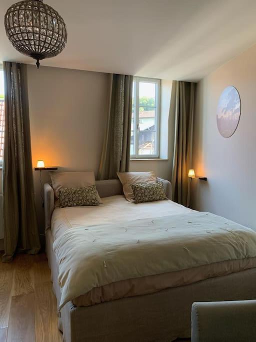 エクアンにあるAppartement très confortable le Renaissance entre Paris et CDGのベッドルーム1室(枕2つ付)