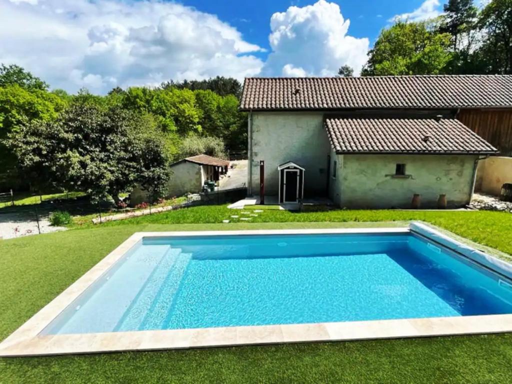 uma grande piscina em frente a uma casa em SIBO GITE en Périgord em Boulazac