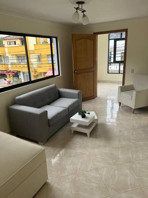 uma sala de estar com um sofá e uma mesa em San Marcos Envigado Medellin em Envigado