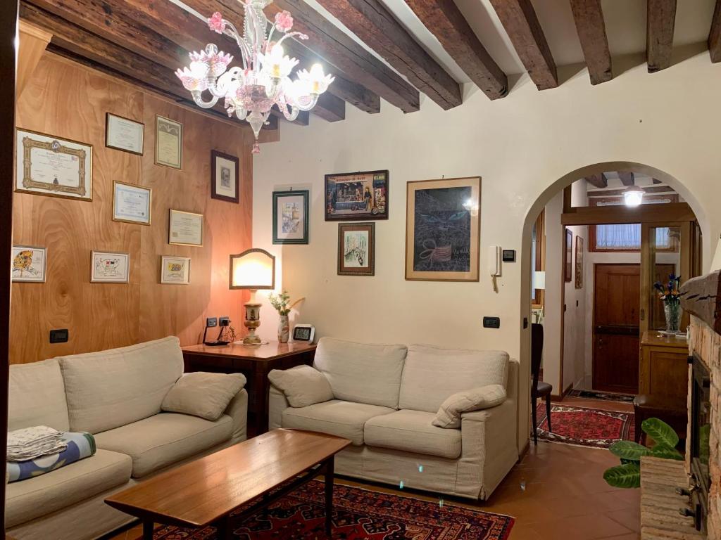 Rifugio alle Vele في البندقية: غرفة معيشة مع كنبتين وطاولة