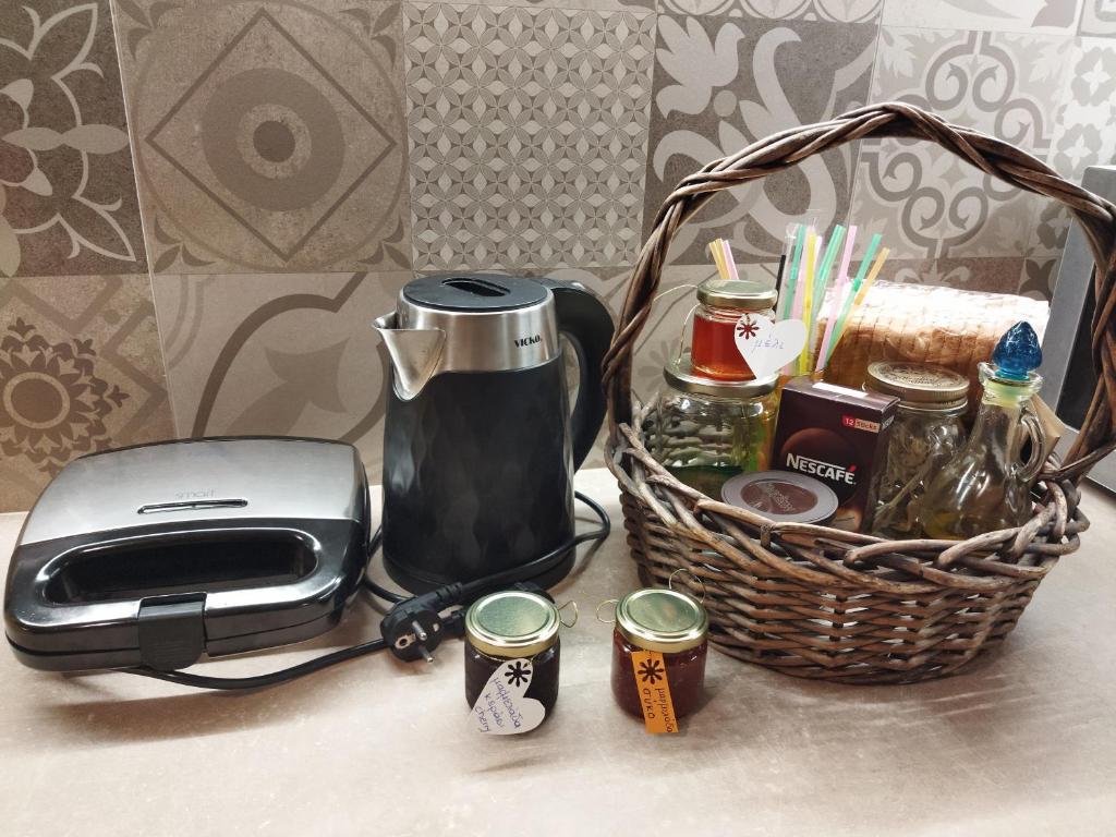 Příslušenství pro přípravu čaje a kávy v ubytování ''Shinohori'' Olive-Tree Apartment