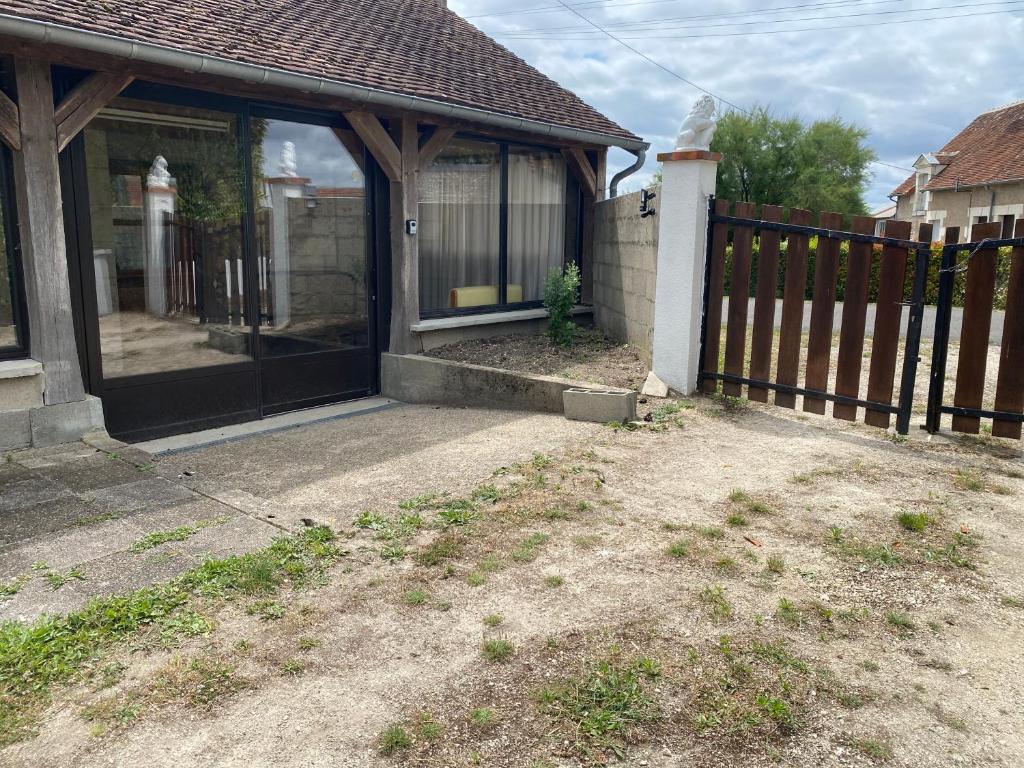 ein Haus mit einem Tor und einem Zaun in der Unterkunft Petite maison spacieuse in Billy