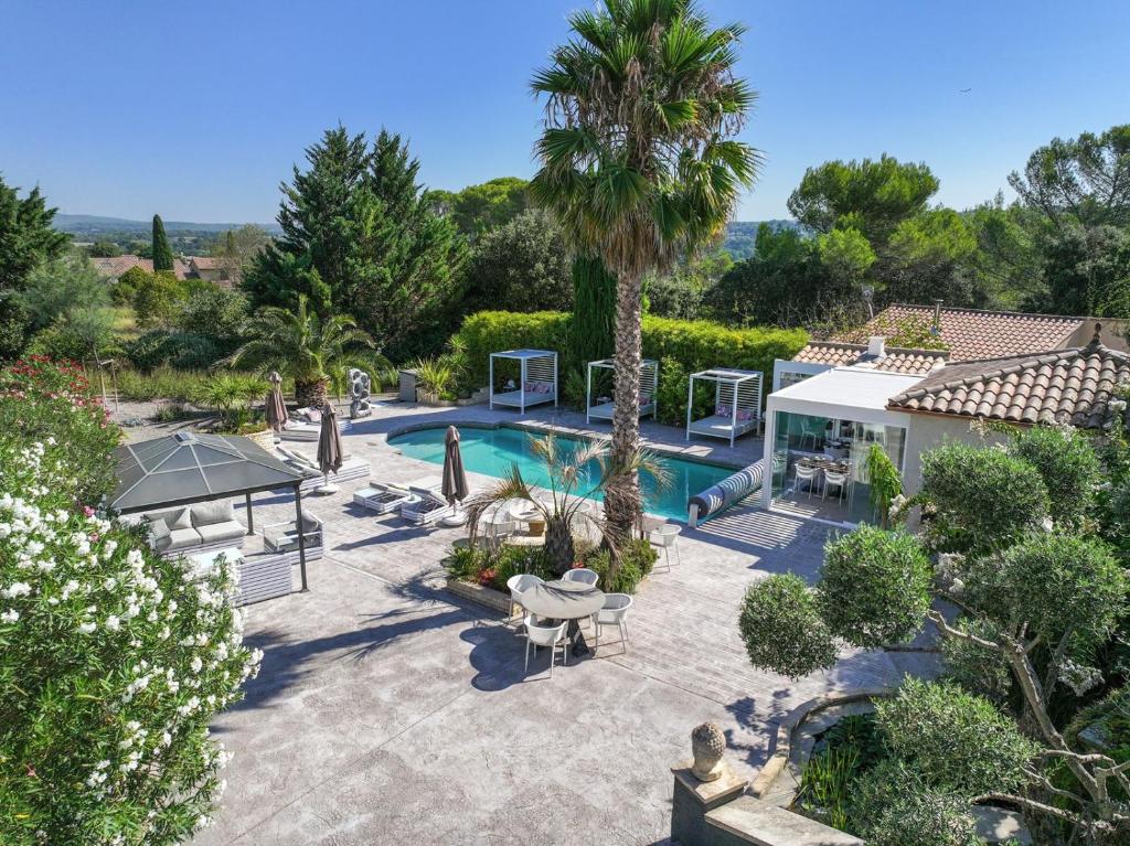 - une vue aérienne sur une villa avec une piscine dans l'établissement Casa Dina, à Sommières