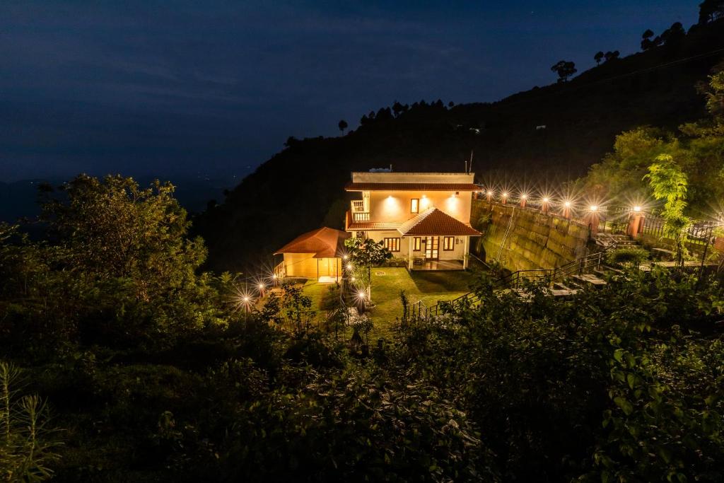 uma casa iluminada à noite com luzes em Villa by Mountain Homes- Lansdowne em Lansdowne