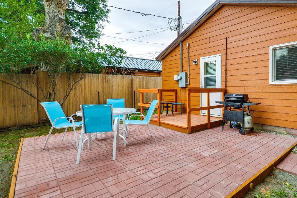 Quaint Cody Cottage with Grill Walk to Downtown!, Cody (updated prices