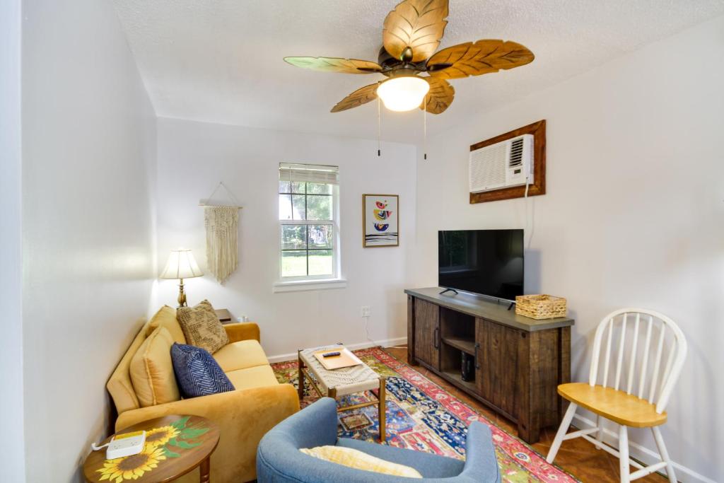 een woonkamer met een bank en een tv bij Charming Dtwn Retreat 1 Mi to Ocean Springs Beach in Ocean Springs