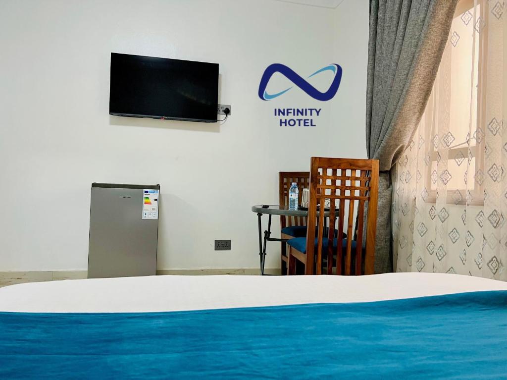 TV a/nebo společenská místnost v ubytování Infinity Hotel Kampala