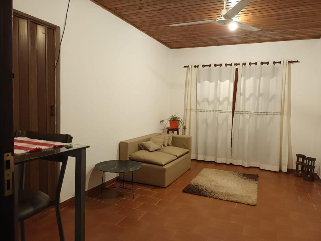 sala de estar con sofá y mesa en Dpto Céntrico con Balcón en Puerto Iguazú