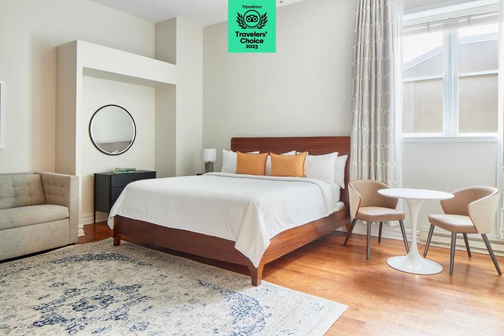 sypialnia z łóżkiem, stołem i krzesłami w obiekcie The Arco powered by Sonder w Filadelfii