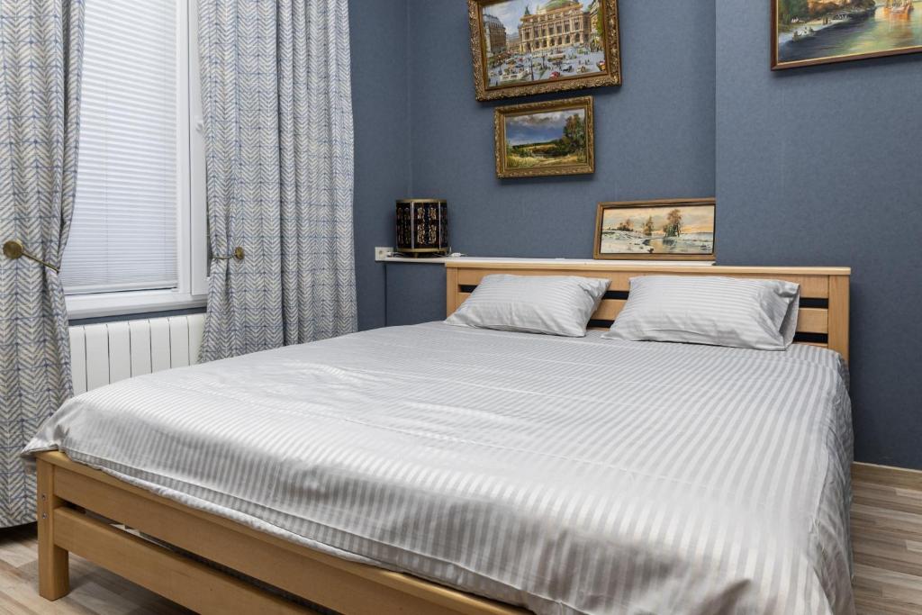 1 cama en un dormitorio con paredes azules en Old Town Italian Courtyard, en Tiflis