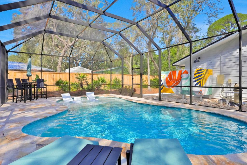 una piscina cubierta con un salón acristalado en Garden Pool Paradise, en St. Augustine