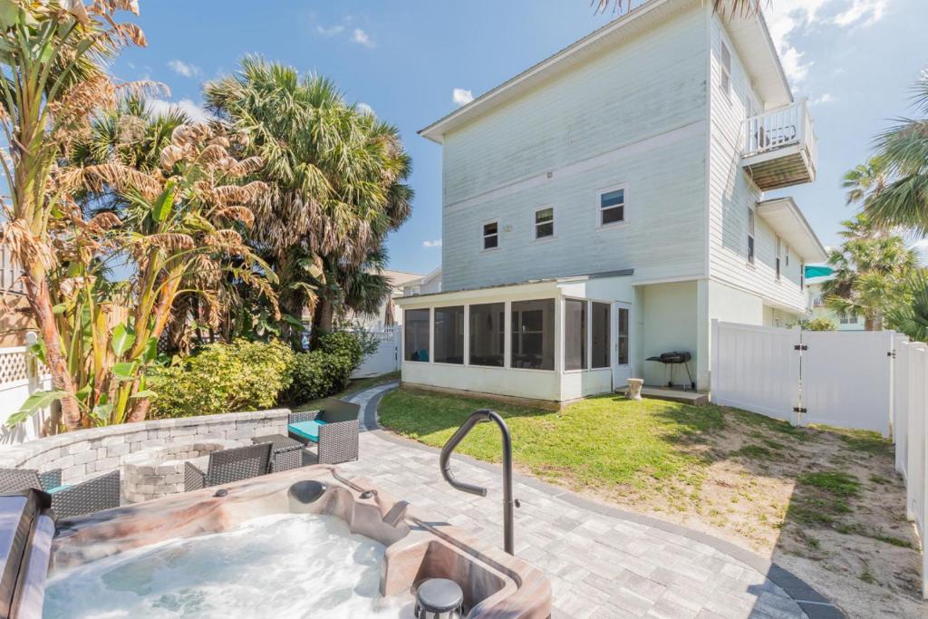 un jacuzzi en el patio trasero de una casa en Seamora Ocean Hot Tub Firepit, en St. Augustine