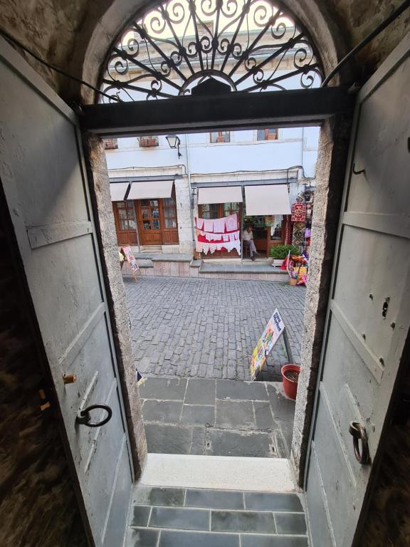 Fotografie z fotogalerie ubytování SANTA ROOM-OLD BAZAAR CENTER-Gjirokaster v destinaci Gjirokastër