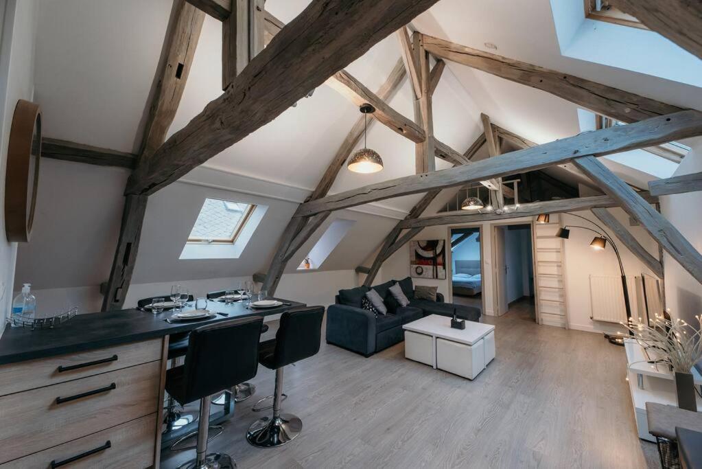 kuchnia i salon z drewnianymi belkami stropowymi w obiekcie Appartement de Romain w mieście Charleville-Mézières