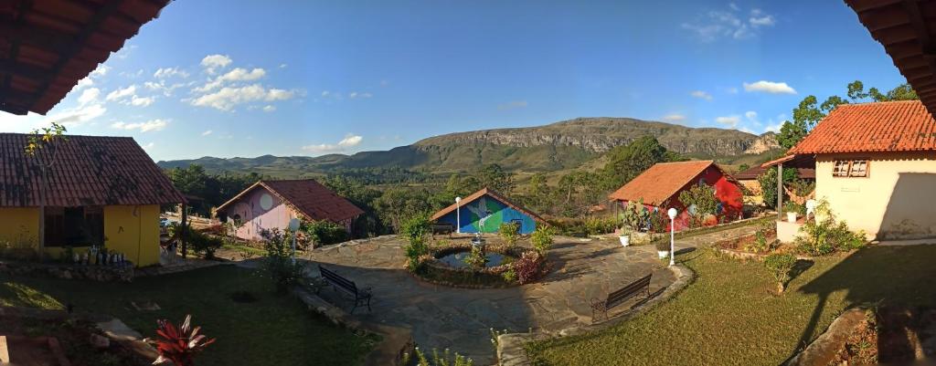 a model of a village with mountains in the background at Pousada Barriga da Lua in Serra do Cipo