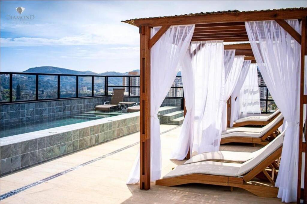 Balkón nebo terasa v ubytování Flat lindo com piscina e linda vista da cidade