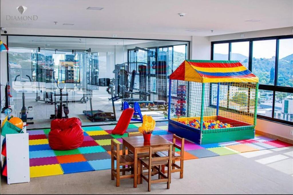 Dětský klub v ubytování Flat lindo com piscina e linda vista da cidade