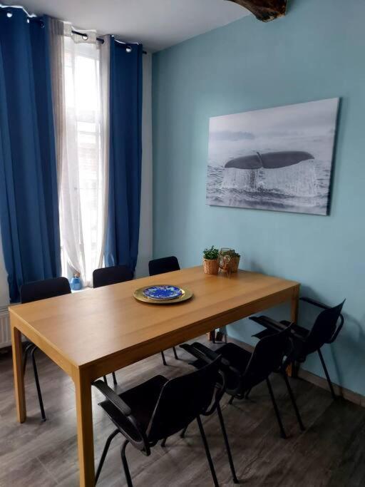 una sala da pranzo con tavolo e sedie in legno di Dodo 3 appartement hyper centre a Huy