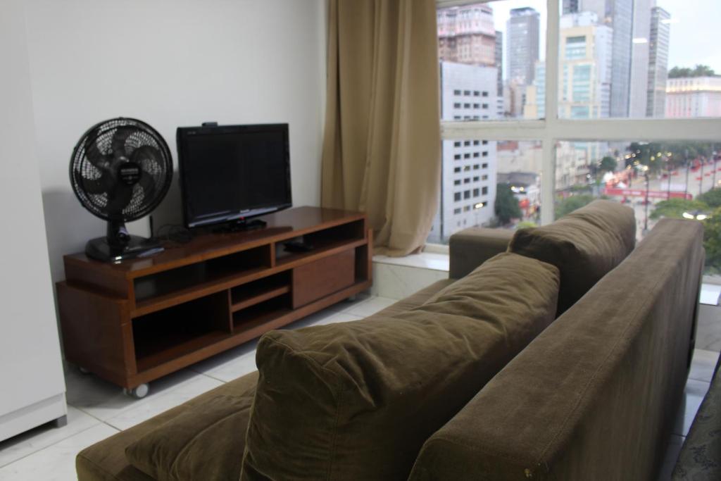 een woonkamer met 2 banken en een flatscreen-tv bij Best View 1413 in Sao Paulo