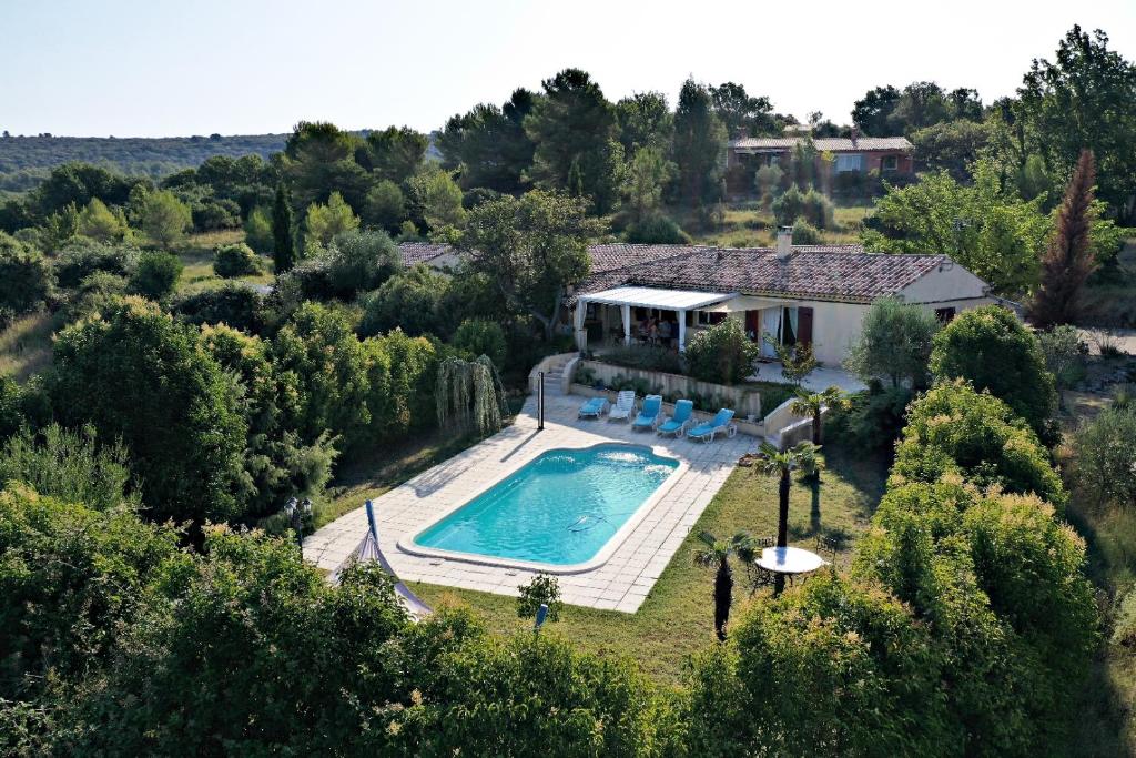 - une vue aérienne sur une maison avec une piscine dans l'établissement La Farigoule (Chambres d'Hôtes), à Baudinard