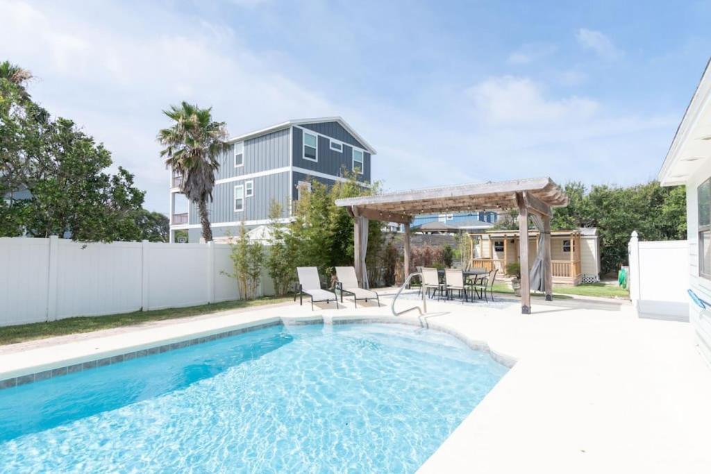 una piscina con cenador junto a una casa en 23rd St Salty Pirate, en St. Augustine