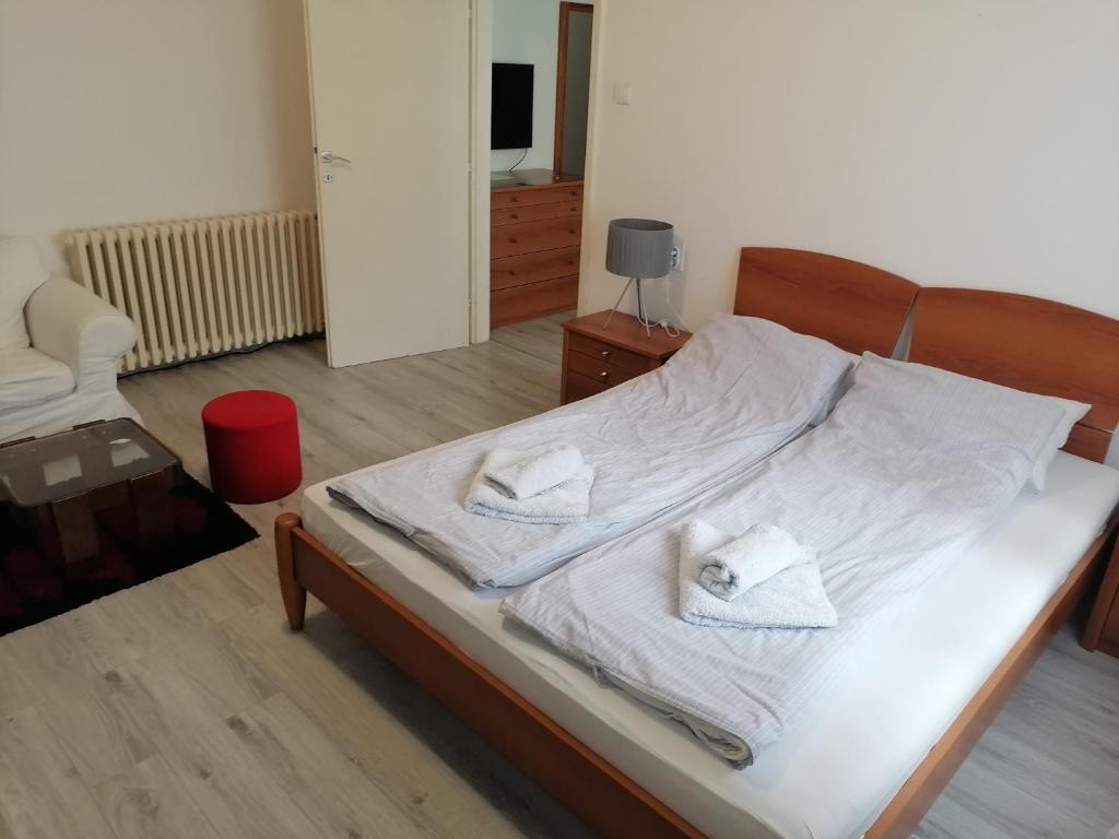 een slaapkamer met een bed met handdoeken erop bij DUNAVSKI KEJ in Novi Sad