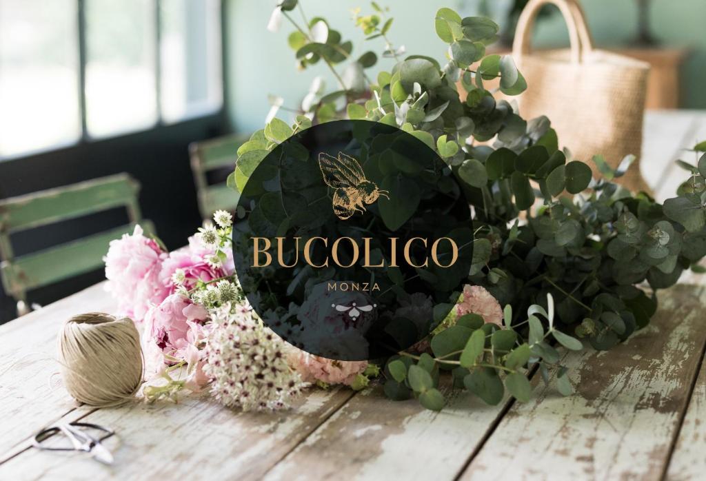 stół z kwiatami i znakiem na nim w obiekcie Bucolico Monza w mieście Monza