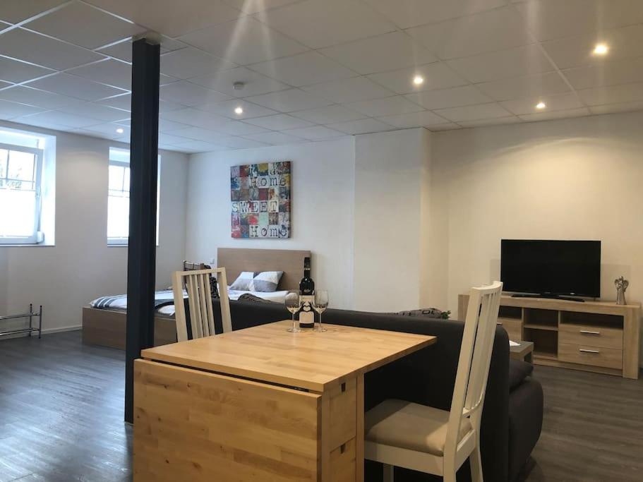 TV a/nebo společenská místnost v ubytování Modernes 1-Zimmer-Apartment im Herzen Oberkochens