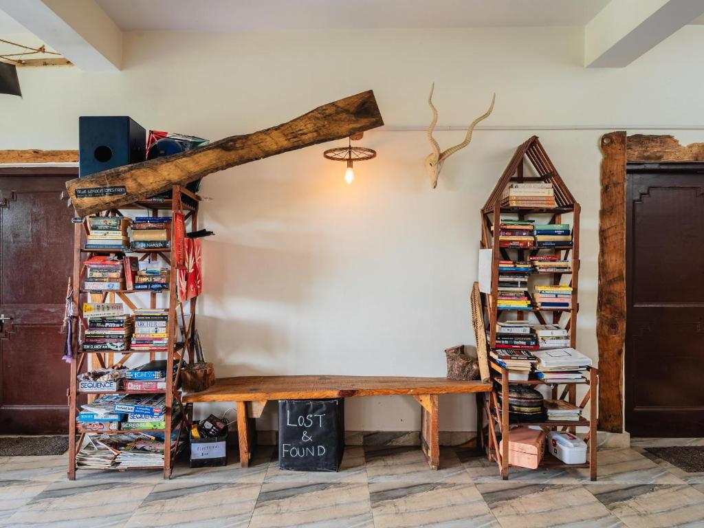 Knihovna v hostelu
