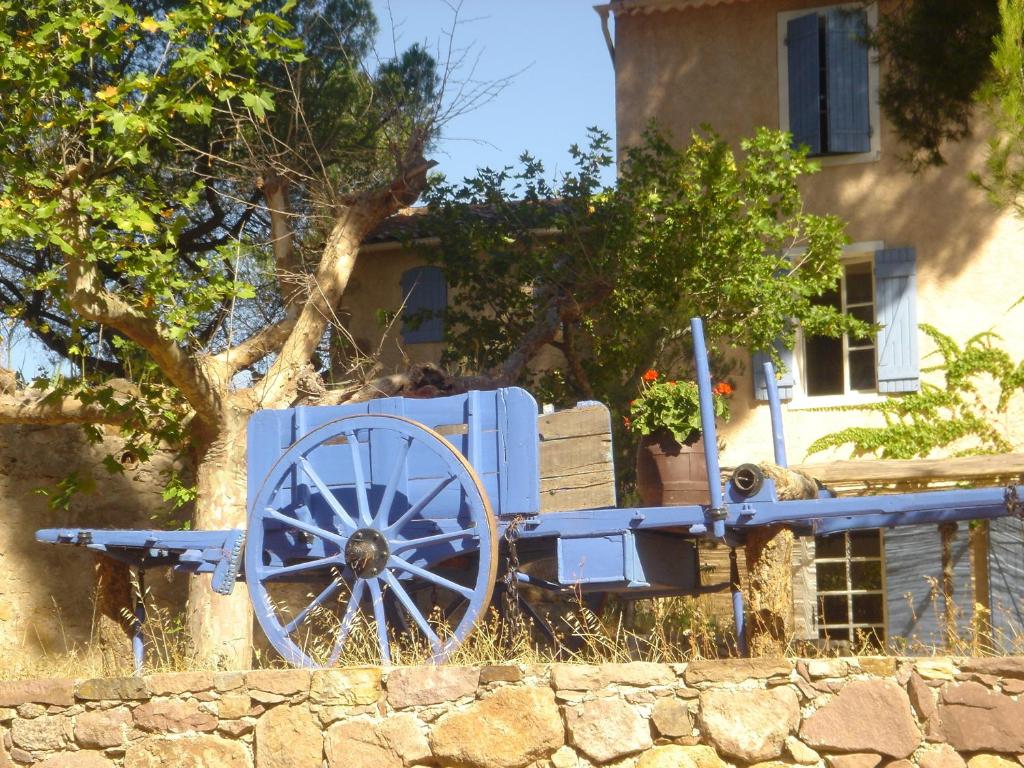 a blue cannon sitting on top of a stone wall at Domaine De Sigalous in La Crau