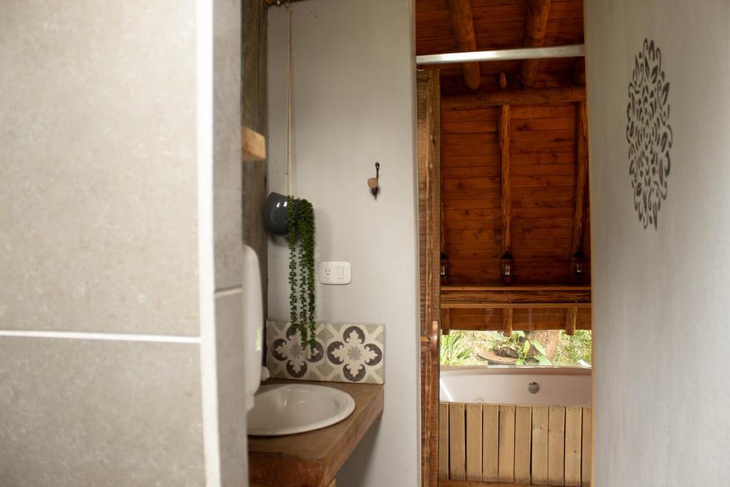 Kupatilo u objektu Glamping con jacuzzi cerca a Medellin