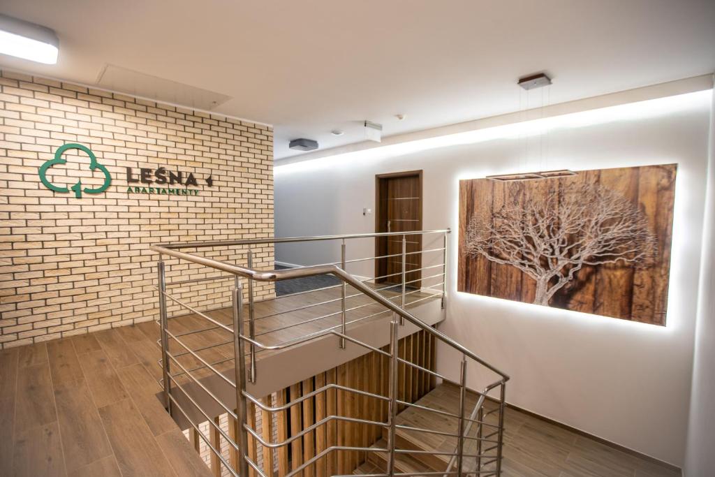 een trap in een kamer met een bakstenen muur bij Apartamenty Leśna 1 in Zielona Góra