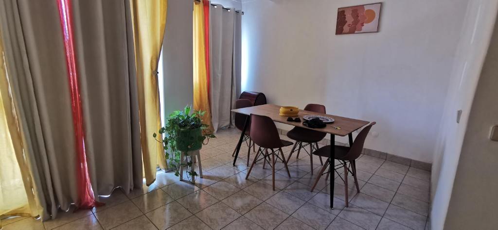 una mesa pequeña y sillas en una habitación en Lexa Guest Apt, en Praia