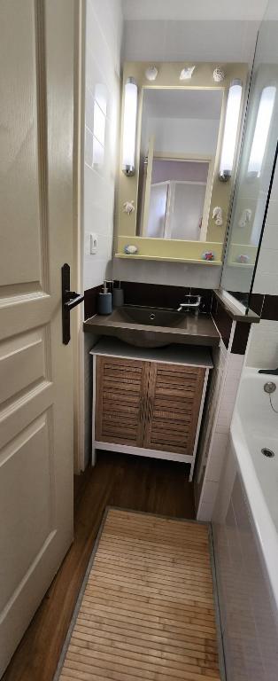 La salle de bains est pourvue d'un lavabo et d'un miroir. dans l'établissement Saint-Raphael- Vue mer et Massif de l'Esterel, à Saint-Raphaël