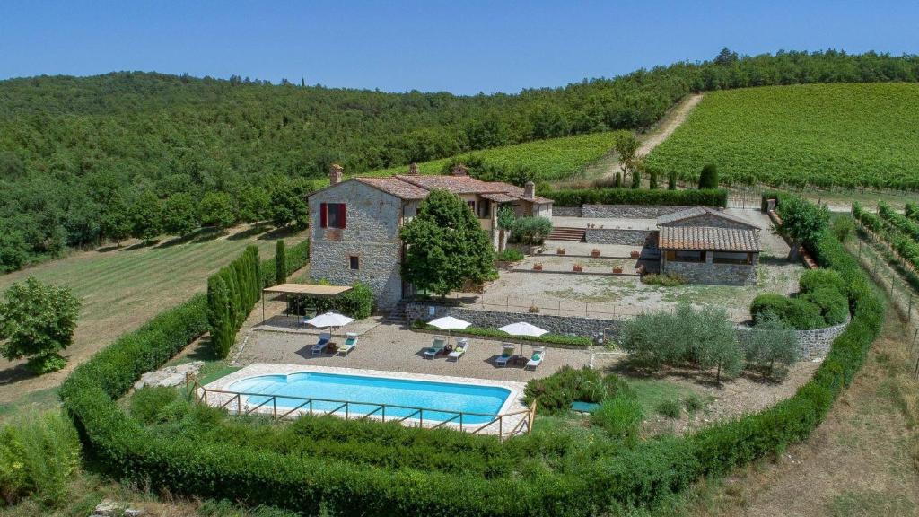 uma vista aérea de uma villa com piscina em Mulinaccio di Badia em Gaiole in Chianti